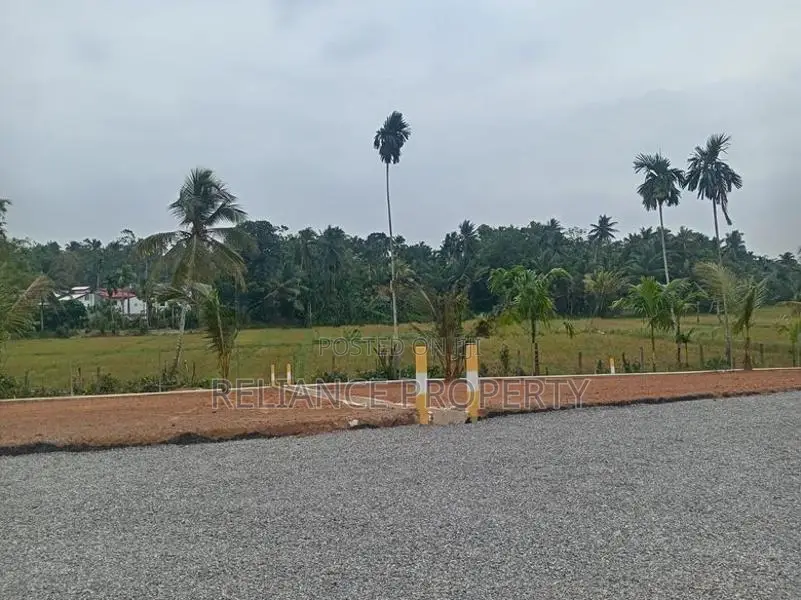 හරිත පැහැයෙන් පිරුණු සශ්‍රීක පරිසරයකින් ඉඩමක් Diyagama