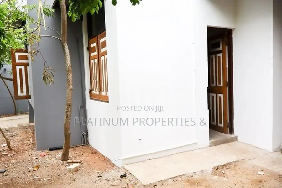 3-Story House /Office Building Is For Rent Boralesgamuwa Raththanapiti