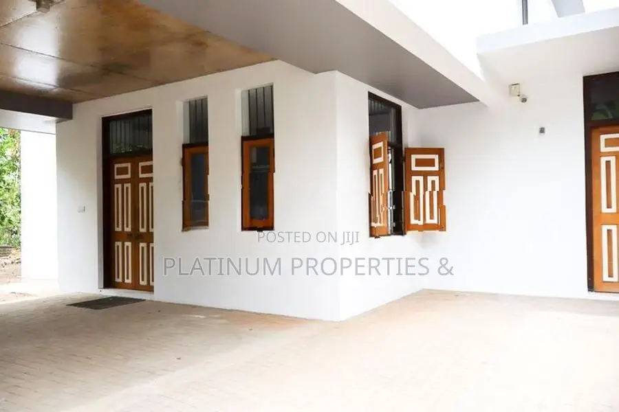 3-Story House /Office Building Is For Rent Boralesgamuwa Raththanapiti