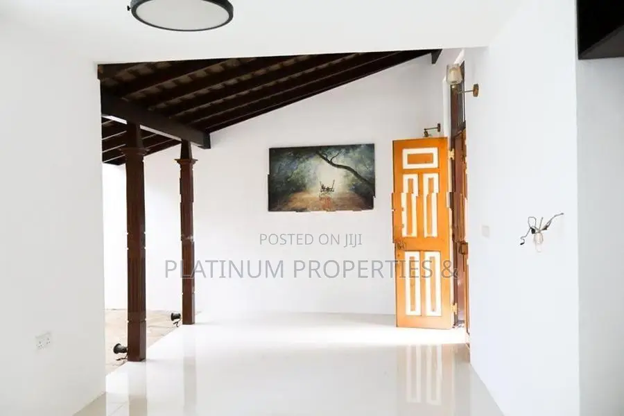 3-Story House /Office Building Is For Rent Boralesgamuwa Raththanapiti