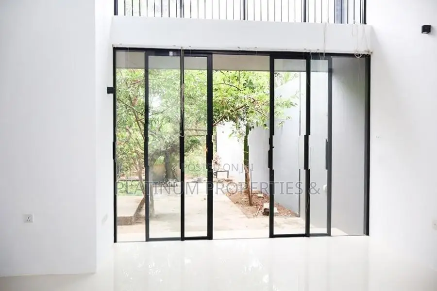 3-Story House /Office Building Is For Rent Boralesgamuwa Raththanapiti