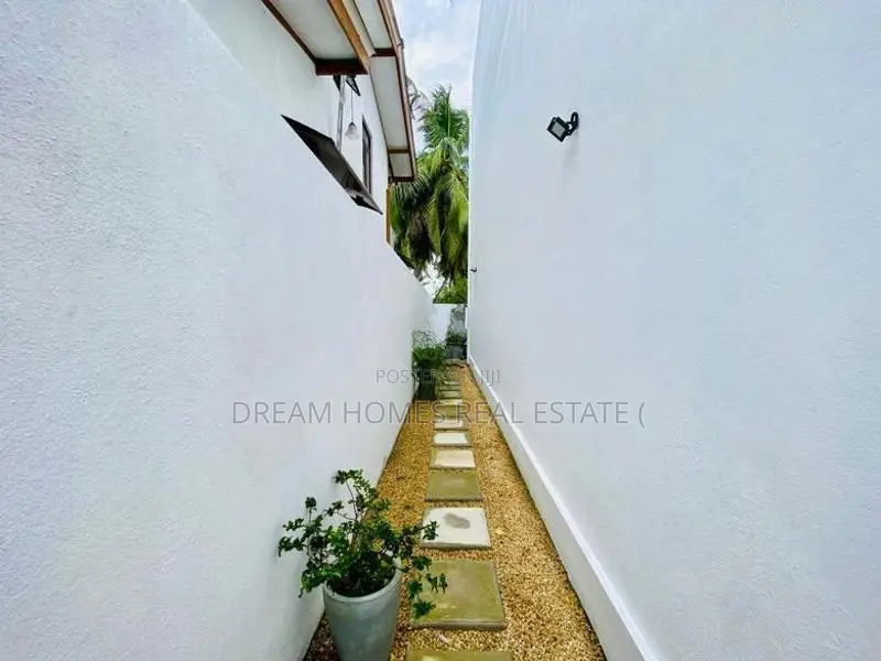 4 Bedroom House Near Athurugiriya