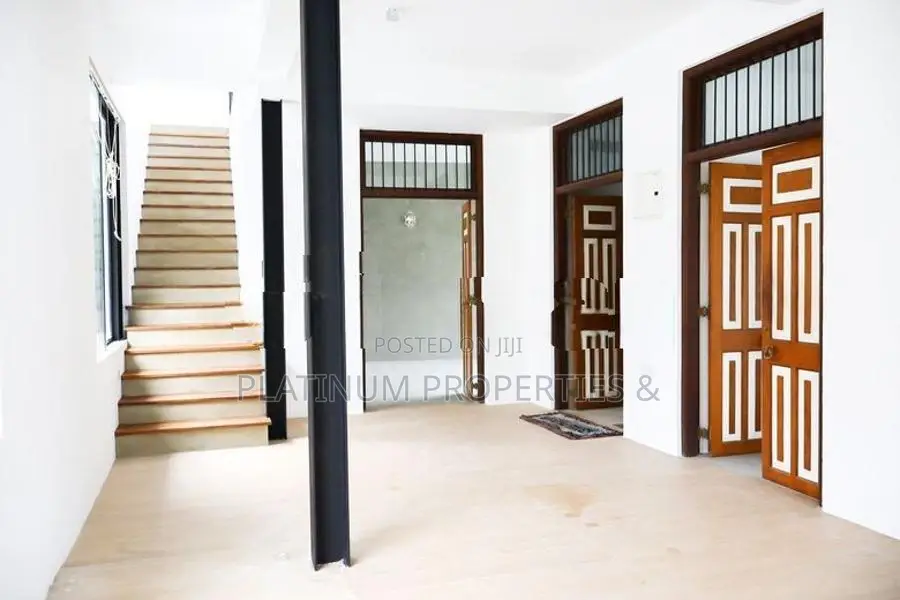 3-Story House /Office Building Is For Rent Boralesgamuwa Raththanapiti