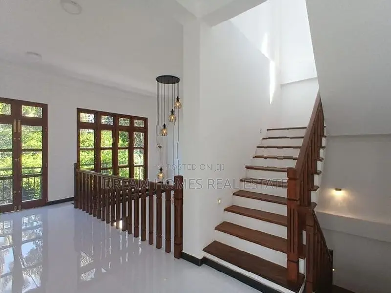5 Bedroom House for Sale in Makandana, Piliyandala