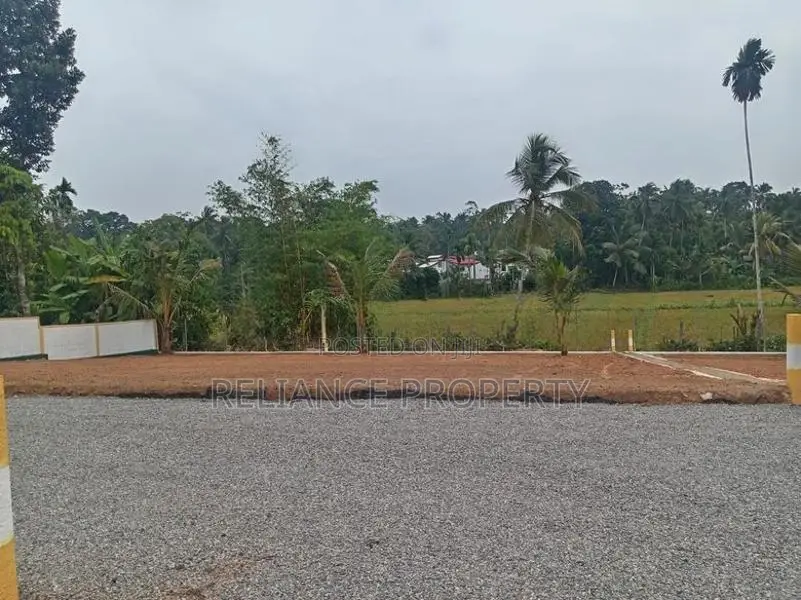 සුව පහසු සුඛෝපභෝගී වටිනාම බිම් කොටසක් Diyagama