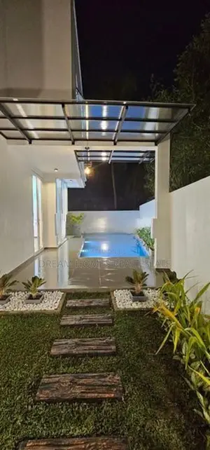 Beautiful House with Swimming Pool - Piliyandala Town