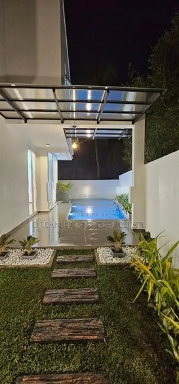 Beautiful House with Swimming Pool - Piliyandala Town