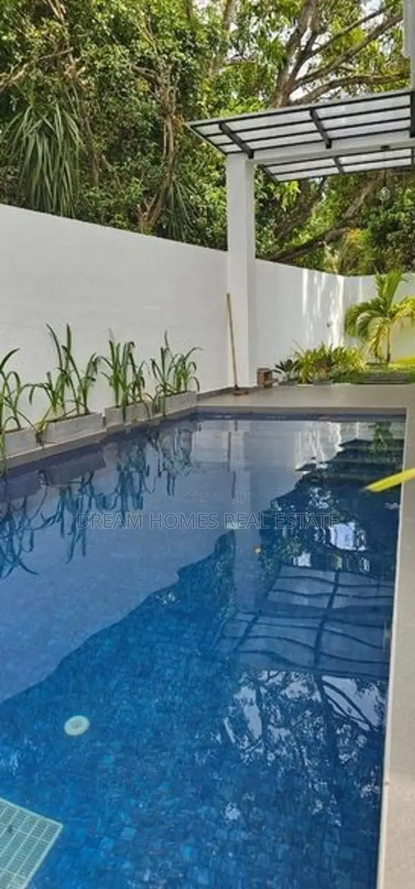 Beautiful House with Swimming Pool - Piliyandala Town