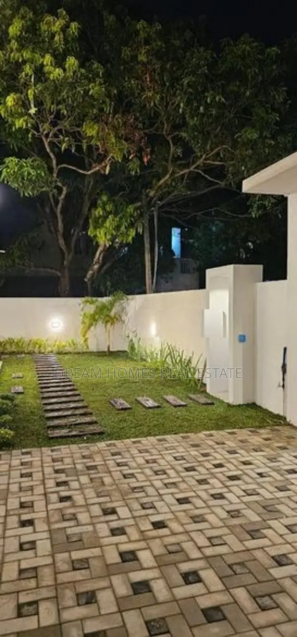 Beautiful House with Swimming Pool - Piliyandala Town