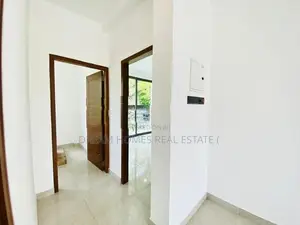 House with Office Rooftop Space – Athurugiriya