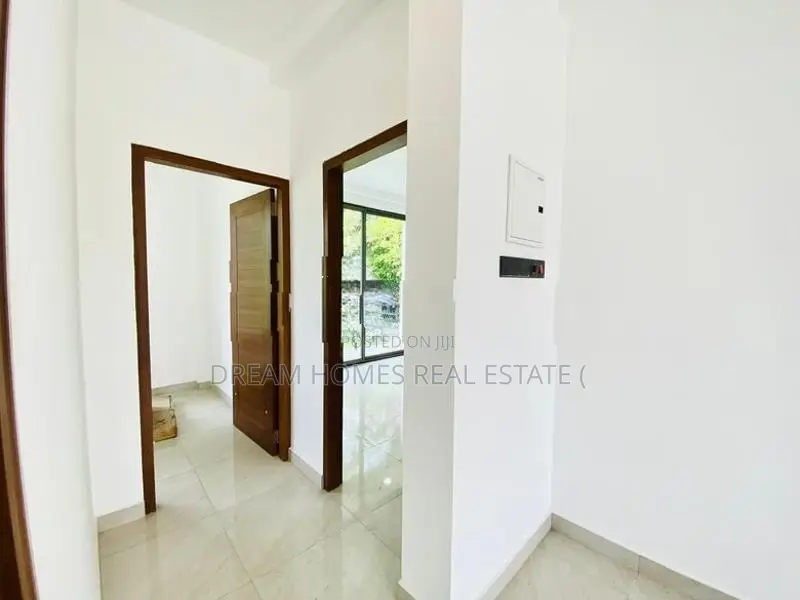 House with Office Rooftop Space – Athurugiriya