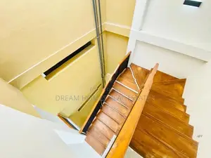 House with Office Rooftop Space – Athurugiriya