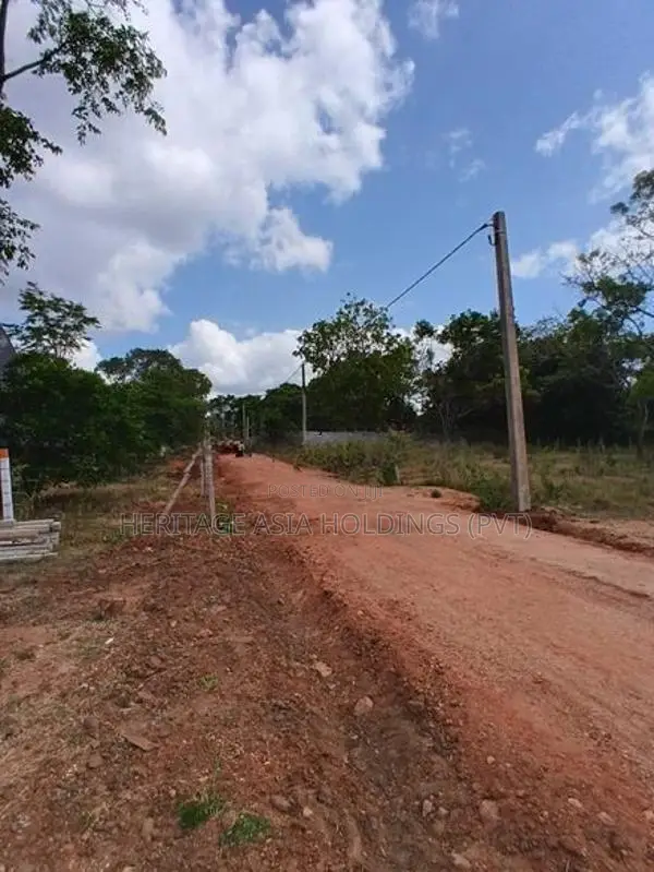 අනුරාධපුර පුජා නගරය පෙනෙන දුරින් ඉඩමක්