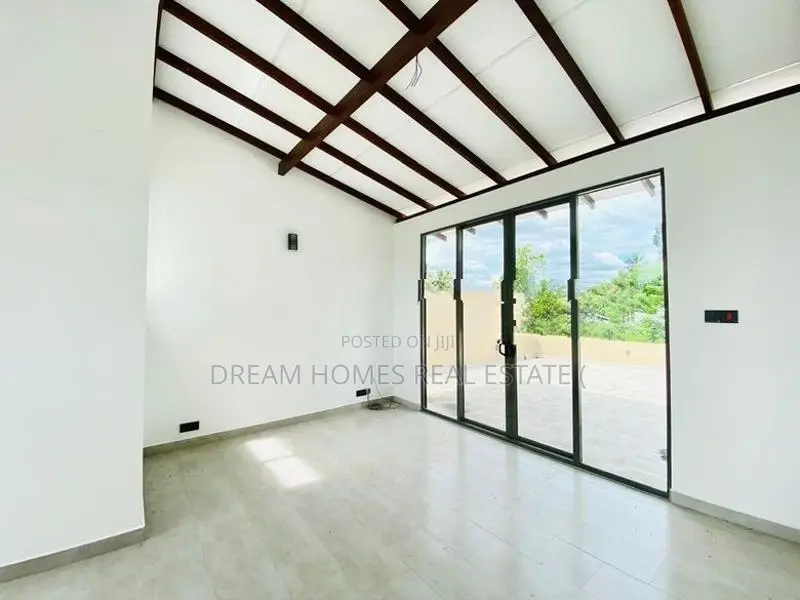 House with Office Rooftop Space – Athurugiriya