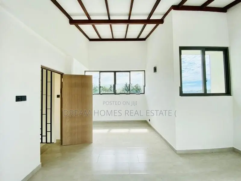 House with Office Rooftop Space – Athurugiriya