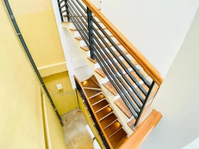House with Office Rooftop Space – Athurugiriya