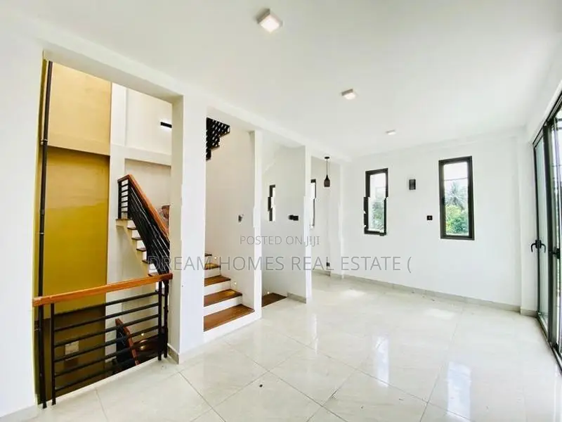 House with Office Rooftop Space – Athurugiriya