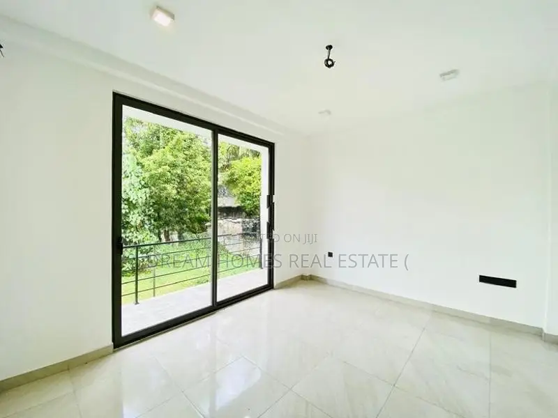 House with Office Rooftop Space – Athurugiriya