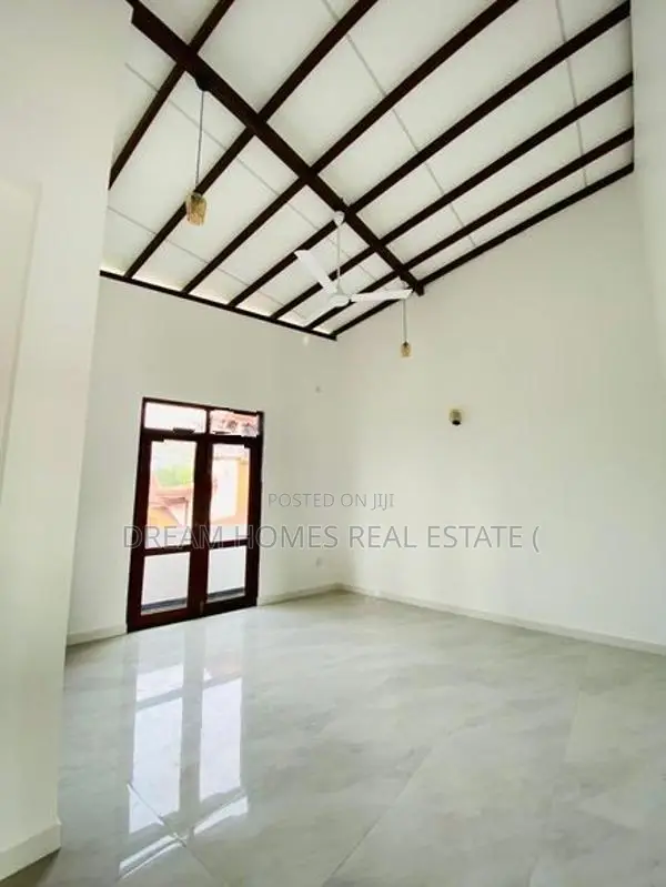 4 Bedroom House Near Millennium City Athurugiriya