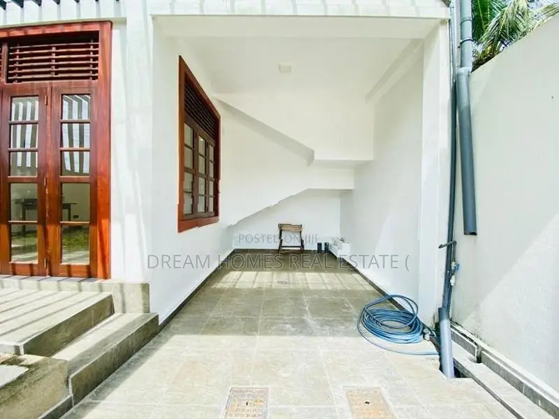 House with Office Rooftop Space – Athurugiriya