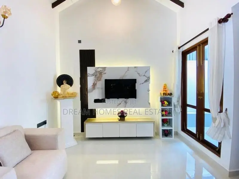 පන්නිපිටිය පාරට අතේ දුරින් අලුත්ම නිවසක්