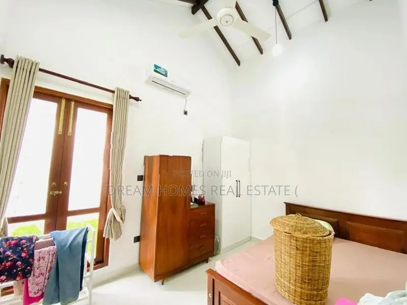 පන්නිපිටිය පාරට අතේ දුරින් අලුත්ම නිවසක්