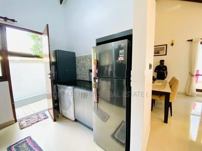 පන්නිපිටිය පාරට අතේ දුරින් අලුත්ම නිවසක්