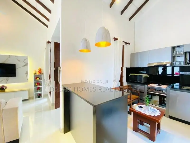 පන්නිපිටිය පාරට අතේ දුරින් අලුත්ම නිවසක්