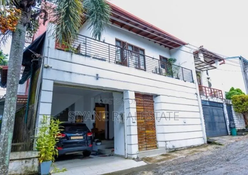 Super Luxury 3 Storey House for Sale in Homandara North, Thalawathugod