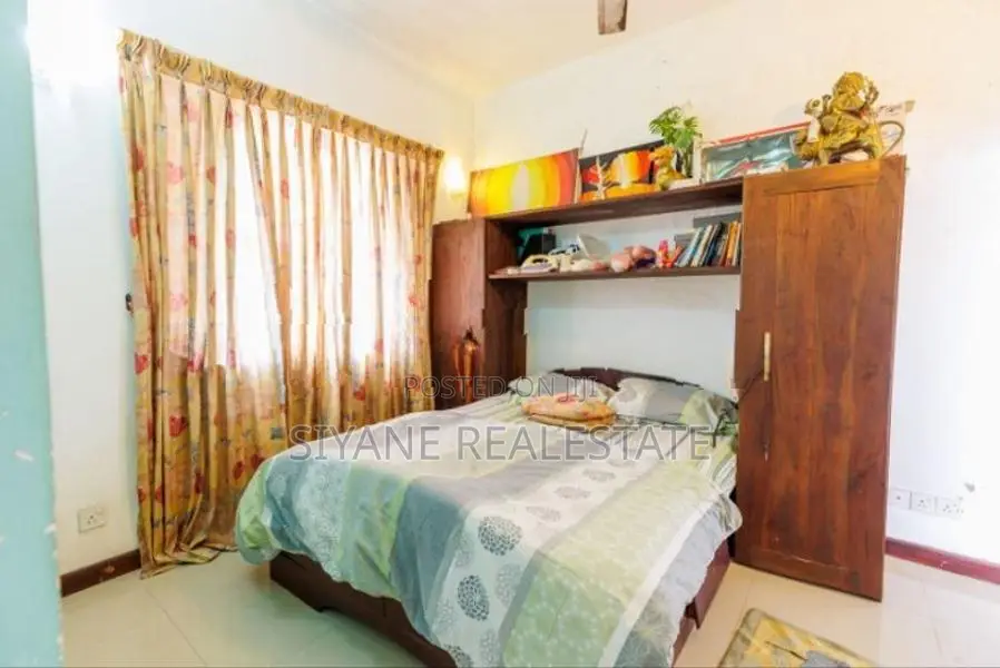 Super Luxury 3 Storey House for Sale in Homandara North, Thalawathugod