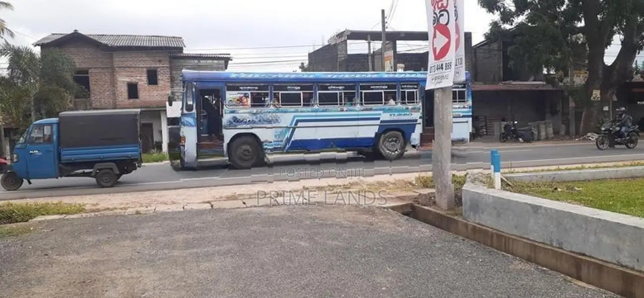 කුරුණෑගල දඹුලු පාරට මුහුණලා ඉඩමක්