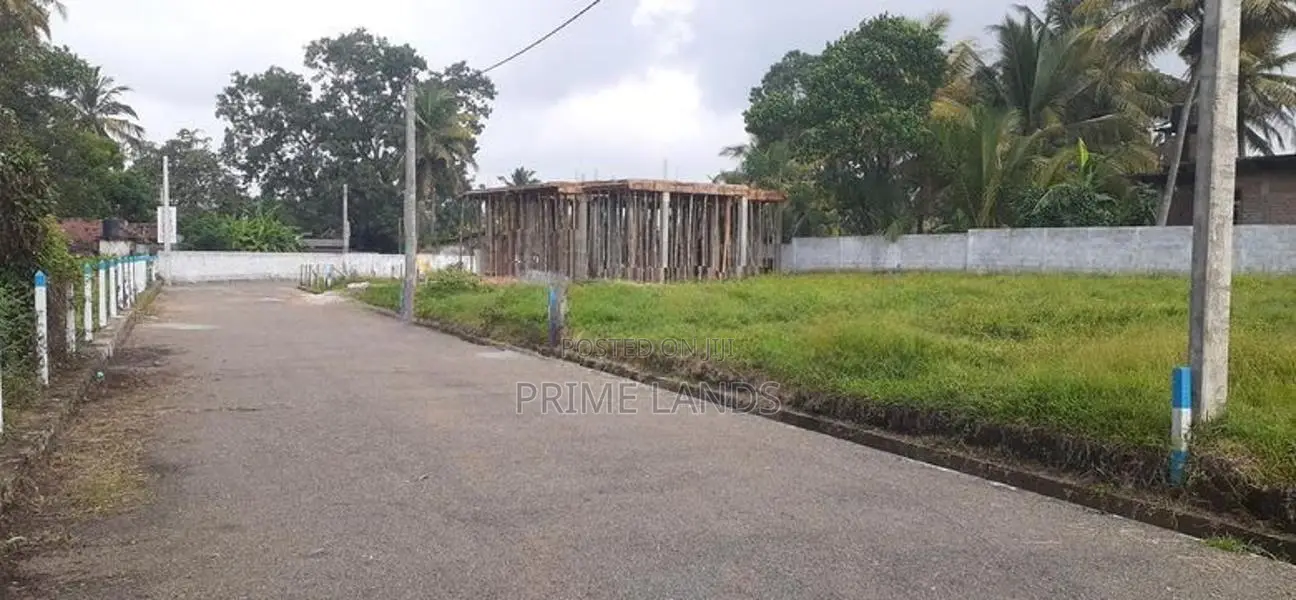 කුරුණෑගල දඹුලු පාරට මුහුණලා ඉඩමක්