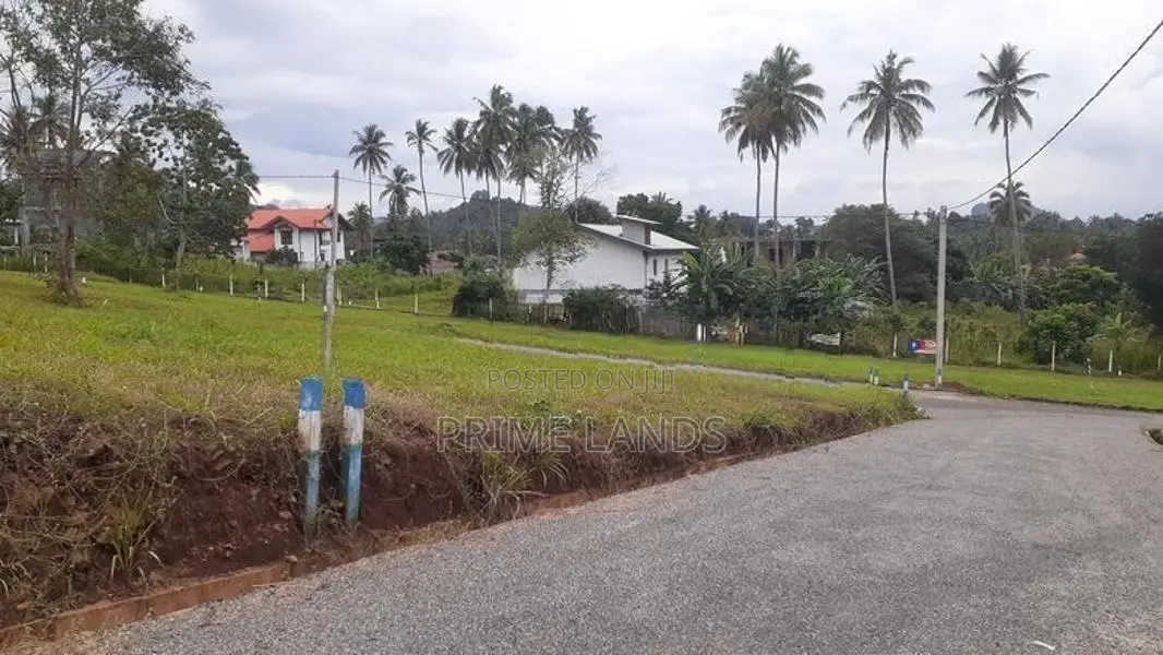කුරුණෑගල නුවර පාරෙන් ඉඩමක්