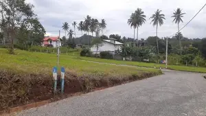 කුරුණෑගල නුවර පාරෙන් ඉඩමක්