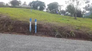 කුරුණෑගල නුවර පාරෙන් ඉඩමක්