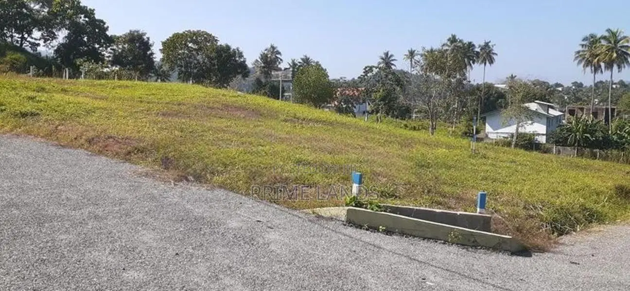 කුරුණෑගල නුවර පාරෙන් ඉඩමක්