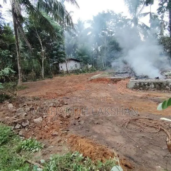 නිරවුල් ඔප්පු සහිත ඉඩමක්. Kaluaggala