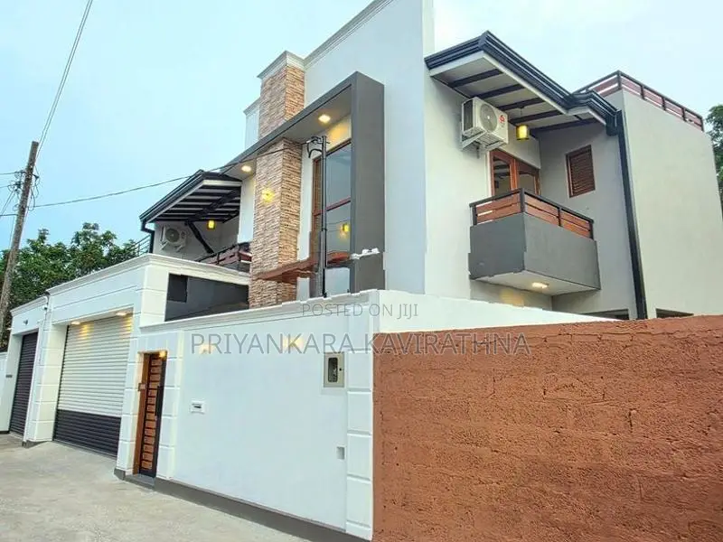 පිලියන්දල ටවුමෙන් සුකෝපබෝගී අලුත්ම දෙමහල් නිවසක් විකිනීමට