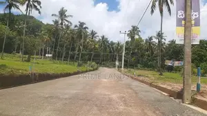කුරුණෑගල මීගමු පාරෙන් පදිංචියට ඉඩමක්