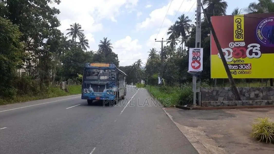 කුරුණෑගල මීගමු පාරෙන් පදිංචියට ඉඩමක්