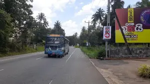 කුරුණෑගල මීගමු පාරෙන් පදිංචියට ඉඩමක්
