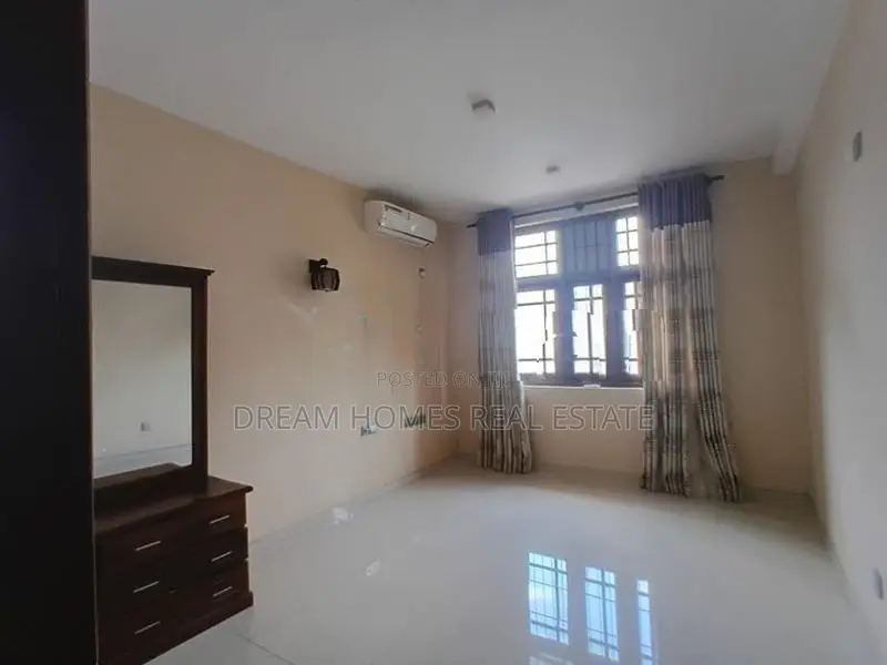 Large 3 Story House for Rent - Pannipitiya
