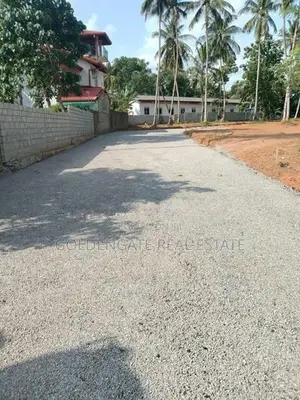 Yakkala කොළඹ නුවර පාරට ලගින් වටිනා බිම් කොටස් කිහිපයක් විකිණීමට