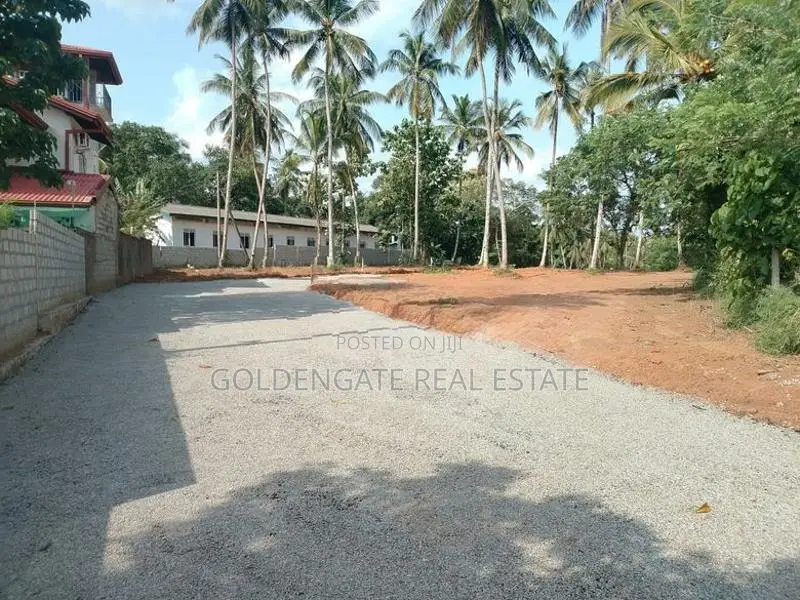 Yakkala කොළඹ නුවර පාරට ලගින් වටිනා බිම් කොටස් කිහිපයක් විකිණීමට