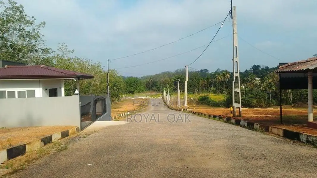 මීගොඩින් ඉඩමක්