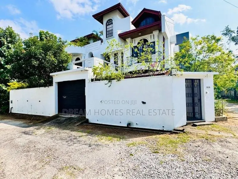3-Story Home with Scenic Rooftop Lounge – Koswatta