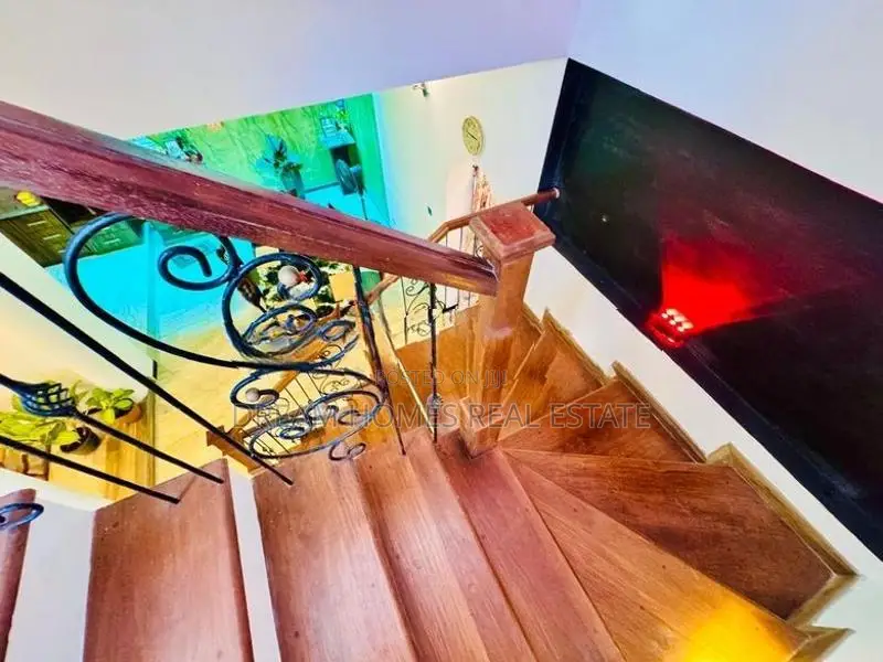 3-Story Home with Scenic Rooftop Lounge – Koswatta