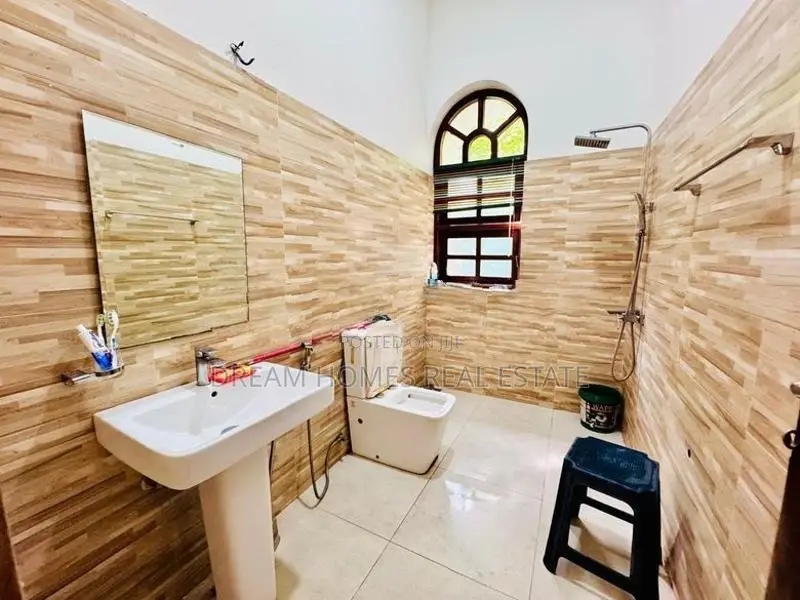 3-Story Home with Scenic Rooftop Lounge – Koswatta