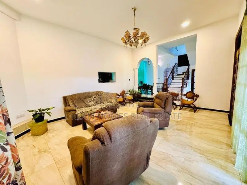 3-Story Home with Scenic Rooftop Lounge – Koswatta