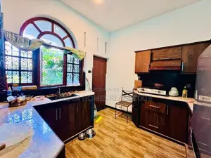 3-Story Home with Scenic Rooftop Lounge – Koswatta
